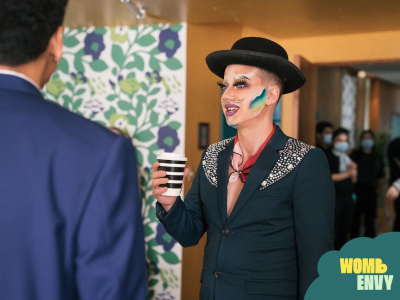 Look at this mug. No, not the one The Divine is holding, but that gorgeous makeup. See it in all its glory in Womb Envy on OUTtv and AMI.ca! 👶 @BellFund @OntarioCreates @AccessibleMedia @OUTtv @ILoveGayTV #DragQueen #LGBTQ #comedy border2border.ca/womb-envy