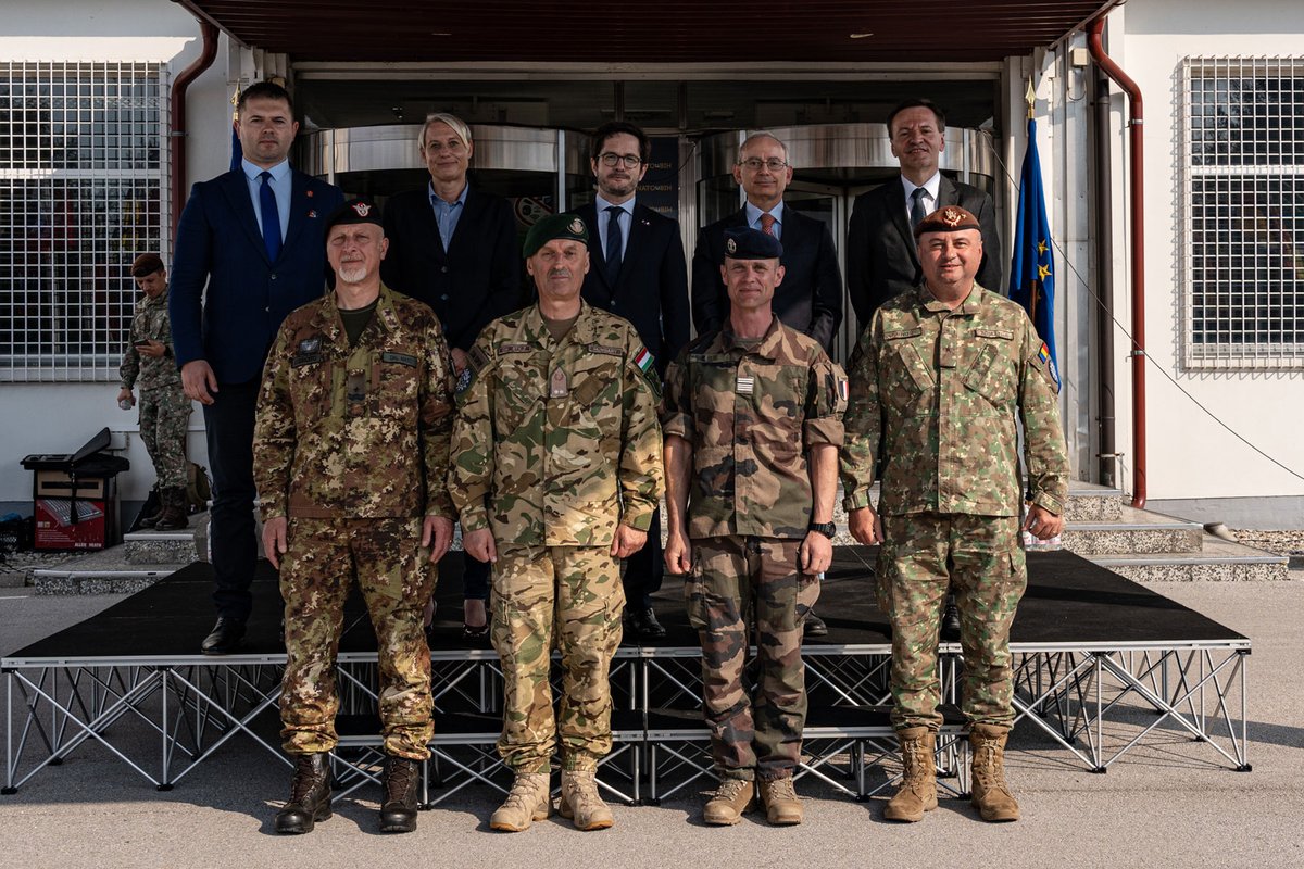 🇫🇷 Strategic Reserve Force, supplemented with an 🇮🇹 and a 🇷🇴 platoon, has been ceremonially integrated into EUFOR structure on 12 April 2024 and will conduct its activities in BiH for a month. tinyurl.com/4ahjrtrt