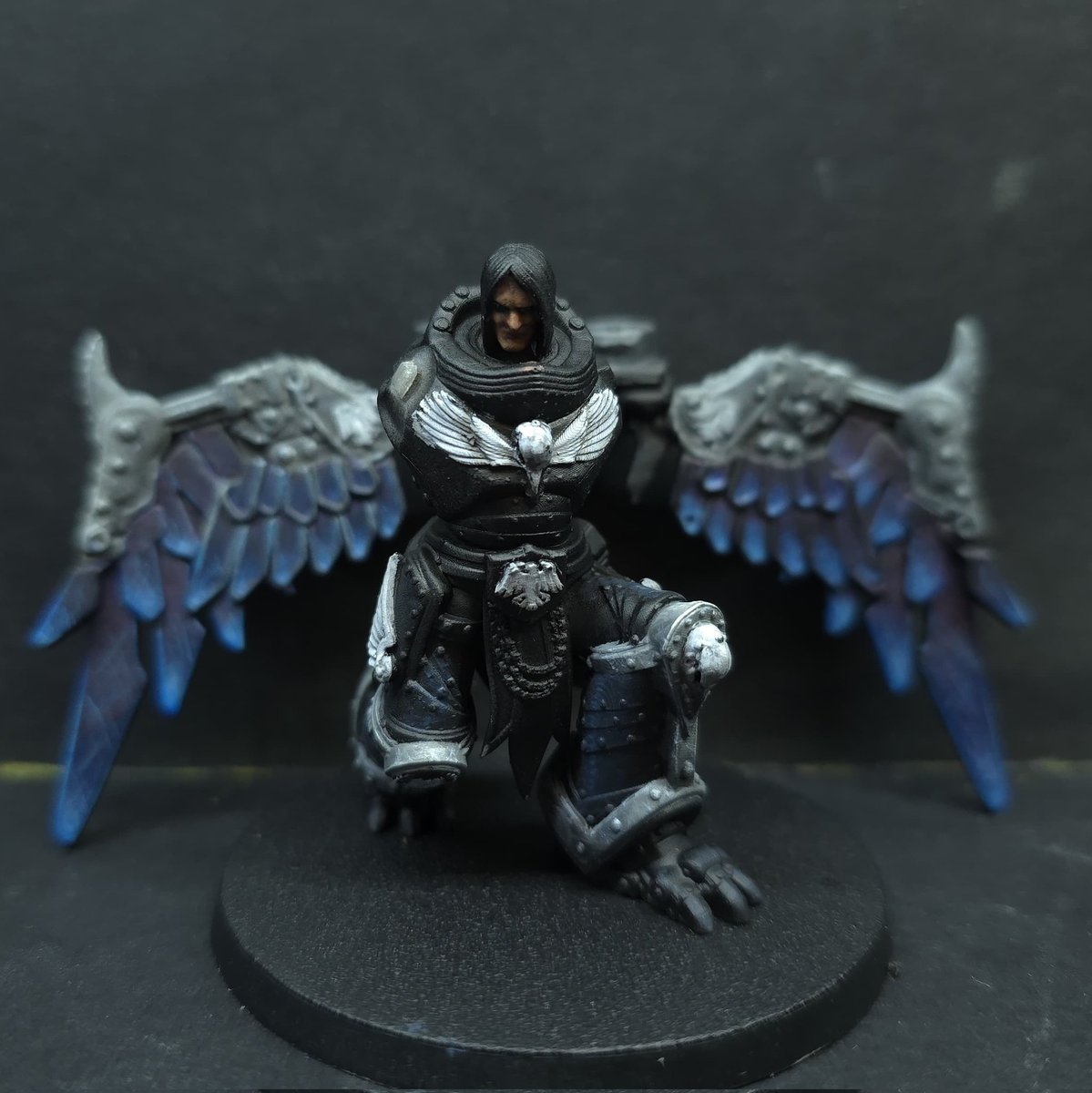 Farbencio's tweet photo. Directo terminado y más avances en la mochila de #Corvus . Espero poder darle bien las luces que quiero en el futuro 😄💙 espero que os guste el #wip @Warmatz #WarhammerCommunity #paintingminiatures https://t.co/vaDvhNGpVD