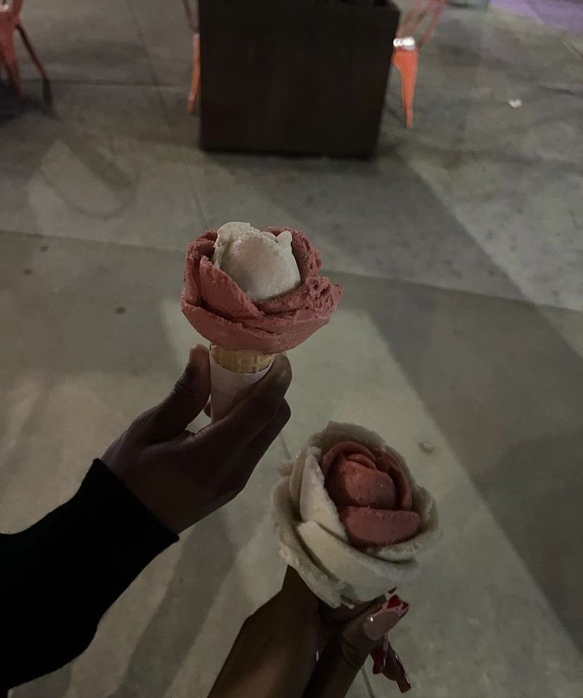 Long night walks 🖤🍦