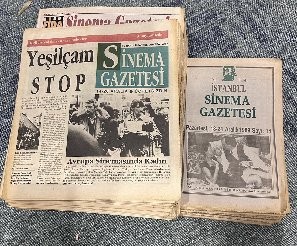 Ücretsiz süreli yayınları tamamlamak zor. Sinema Gazetesi 1989-93 arası sayıları çıktı Feriköy’de. 96 sonrası bir miktar vardı elimde güzel oldu. Derginin tarihçesini tespit edemedim. Sanki önce Sinema sonra Fida sonra da Antrakt olarak çıktı. Bilen varsa aydınlatırsa sevinirim.