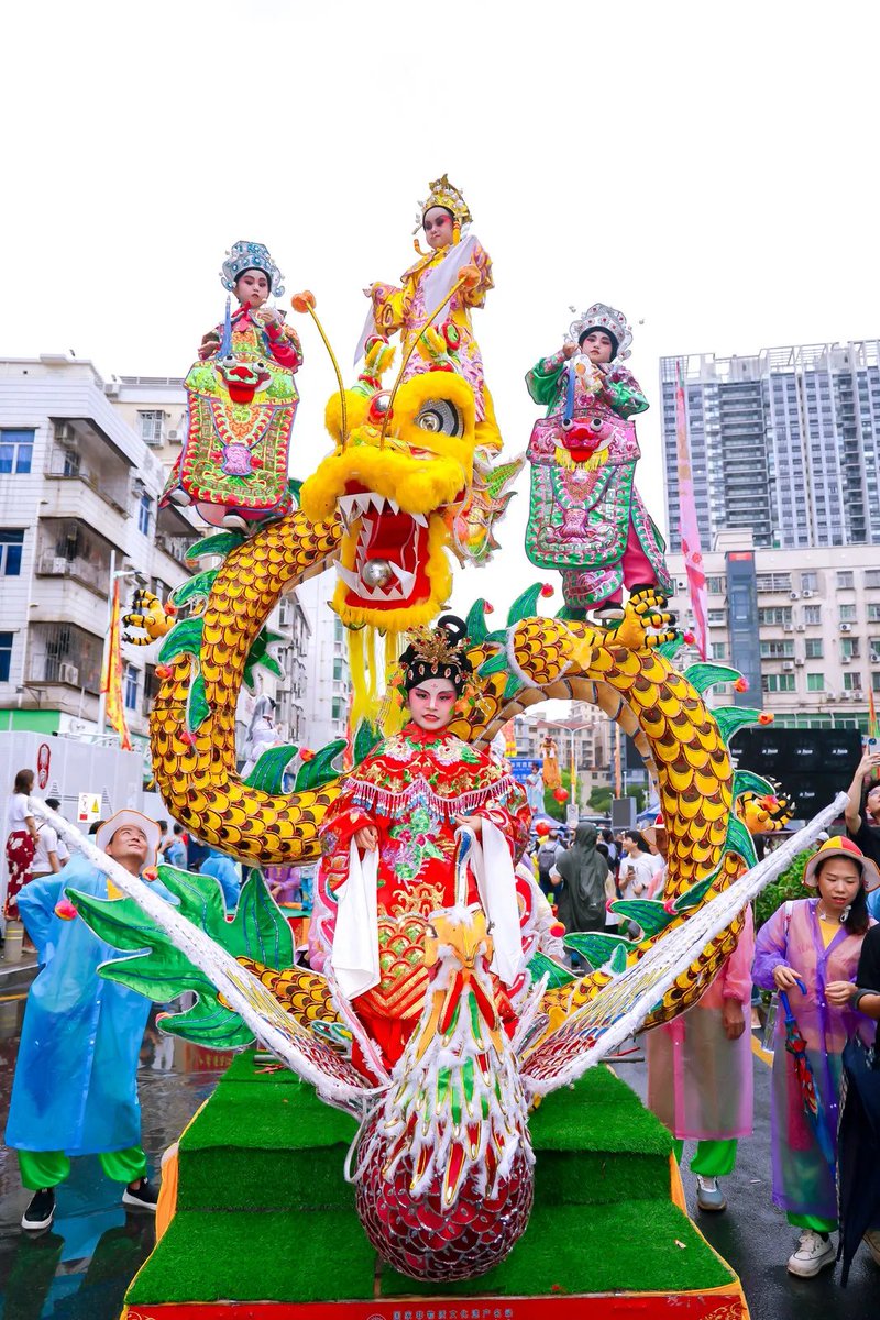 The Sanyuesan Temple Fair of Beidi (the North Deity), Shenzhen's largest scale #TempleFair, kicked off on April 6 and will continue until April 14. Featuring 106 parade teams, the grand procession showcases performances including #YinggeDance, #DragonDance, #LionDance, and more.