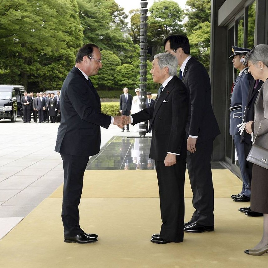 We see the same effect here on France’s President Hollande and Japan’s Emperor Akihito. Hollande's trousers are too slim for his jacket. As a result, he looks like an egg on sticks. Compare his silhouette to Akihito, where the jacket and pants flow and form a harmonious whole.