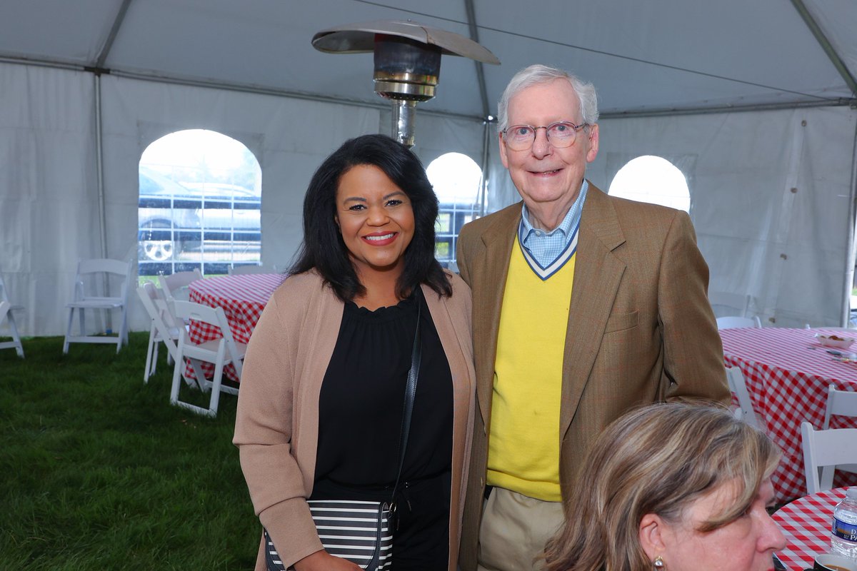 At the recent McConnell Scholar Alumni Reunion, both current and former #McConnellScholars presented the Chris Mattingly Award for Outstanding Community Leadership in Kentucky to Renee Shaw, the Director of Public Affairs and Moderator at KET. LEARN MORE: bit.ly/3PYxcaT