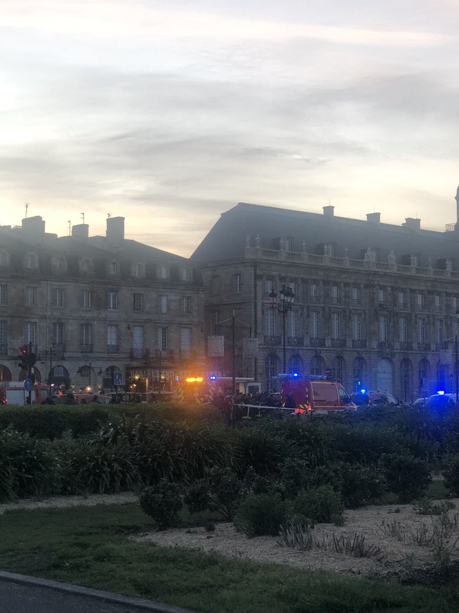 Pour @ActufrBordeaux je suis sur les miroirs d’eau de #bordeaux où une attaque au couteau vient vraisemblablement de se produire.