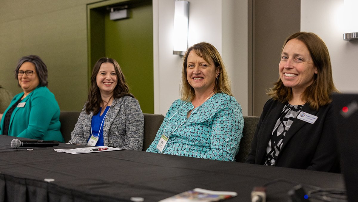 Hands-on STEM externships for teachers were highlighted today during the Iowa Classrooms+Workplaces Summit. Jessica Howard from Lone Tree Community Schools, Kathleen McGrant from West Des Moines Valley, Kirby Phillips from Muscatine Power and Water, Hajdi Zulic from MidAmerican…