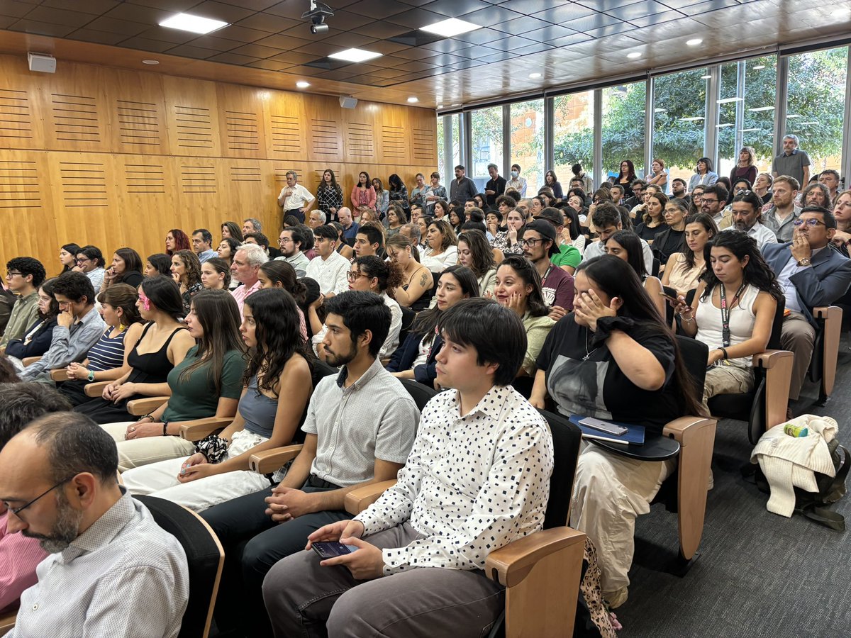 📌[Ahora] La directora de @GobiernoUC, Andrea Repetto imparte la charla “Política social y pobreza: Lecciones desde la economía y la psicología”, en la ceremonia de inauguración del año académico de @HGCP_UC