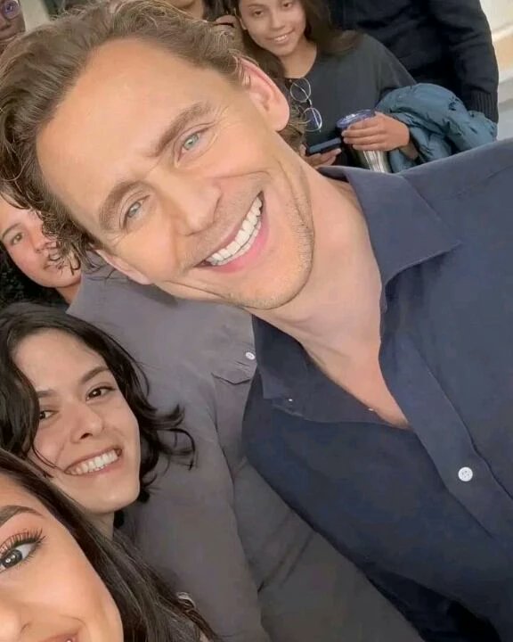 maryensenada's tweet photo. Tom con fans en el Miami Film Festival 9 de abril.
crédito a quien corresponda.
#TomHiddleston #TomWithFans #MiamiFilmFestival #FestivalDeCineDeMiami #CutenessOverload #Hiddlesfan #HiddlesArgentina🇦🇷 https://t.co/0roksbqX8H