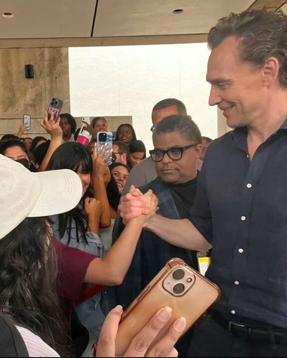 maryensenada's tweet photo. Tom con fans en el Miami Film Festival 9 de abril.
crédito a quien corresponda.
#TomHiddleston #TomWithFans #MiamiFilmFestival #FestivalDeCineDeMiami #CutenessOverload #Hiddlesfan #HiddlesArgentina🇦🇷 https://t.co/0roksbqX8H