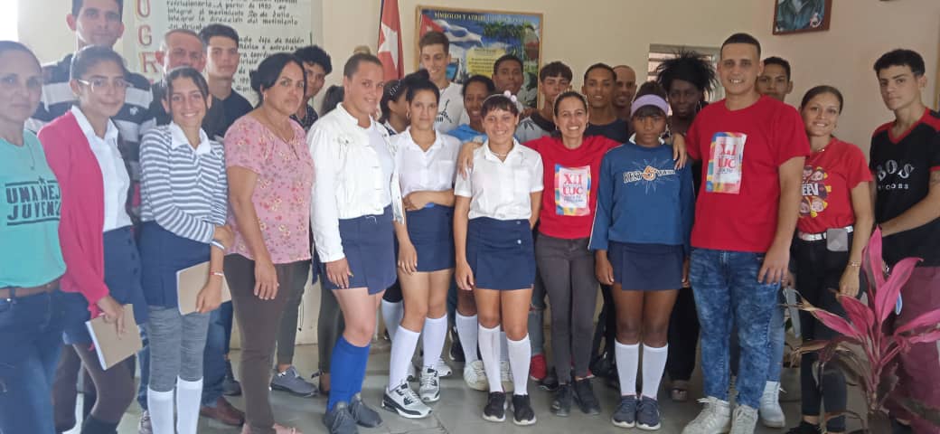 Junto a la Primera Secretaria del Comité Provincial de la #UJC en #PinardelRío visitamos el Centro Politécnico Frank País García en #Guane. Se reafirmó el compromiso de los jóvenes con el presente y el futuro de #Cuba #EstaEsLaRevolución @DrRobertoMOjeda @YamileRamosCord