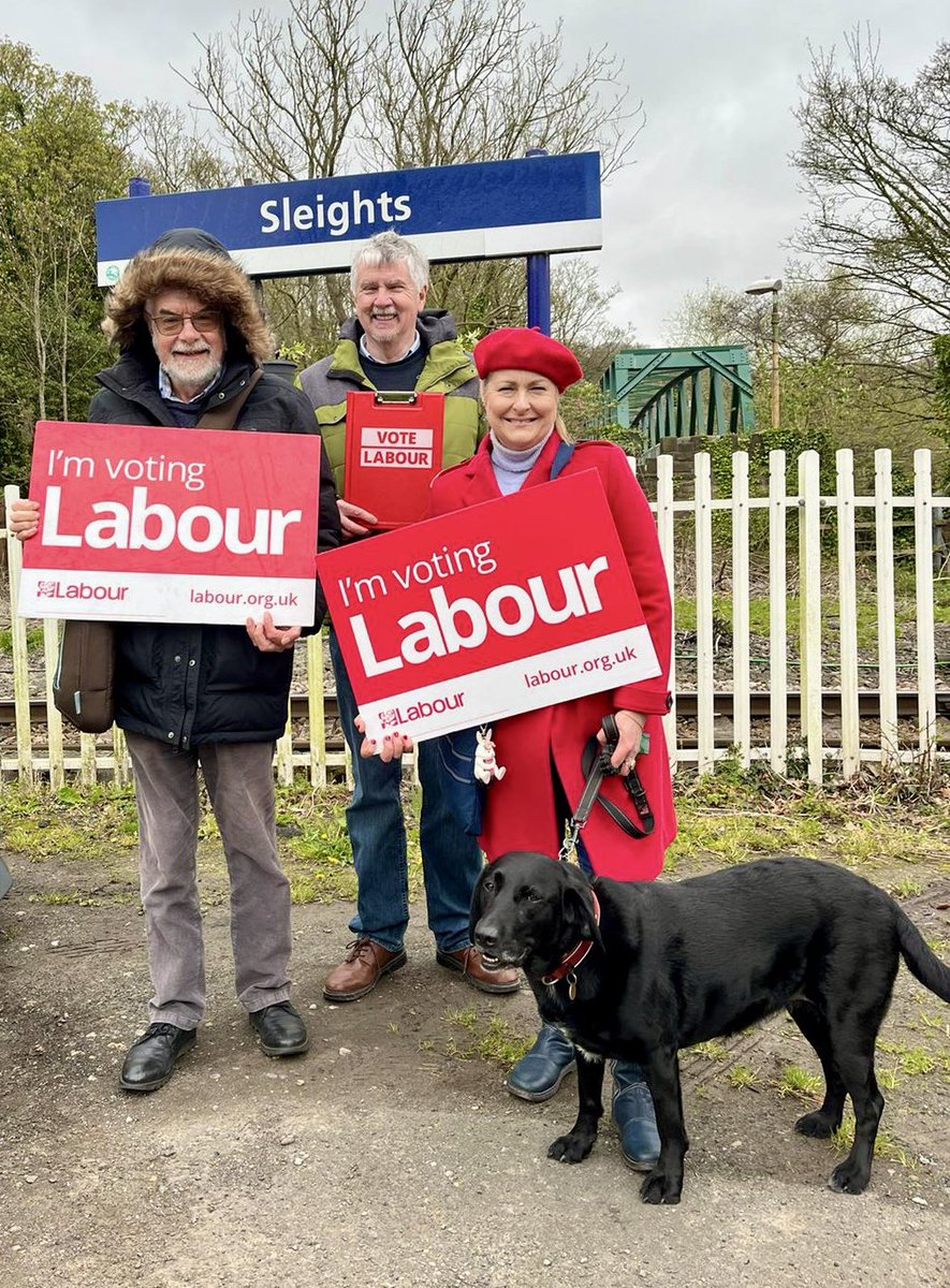 Positive evening back in #Sleights following up our #BetterBuses 95 Arriva campaign talking to voters. Listening to people move from undecided to supporting Labour over the course of a conversation is my favourite part of being a candidate 🌹😊 #LabourDoorstep 🐕‍🦺