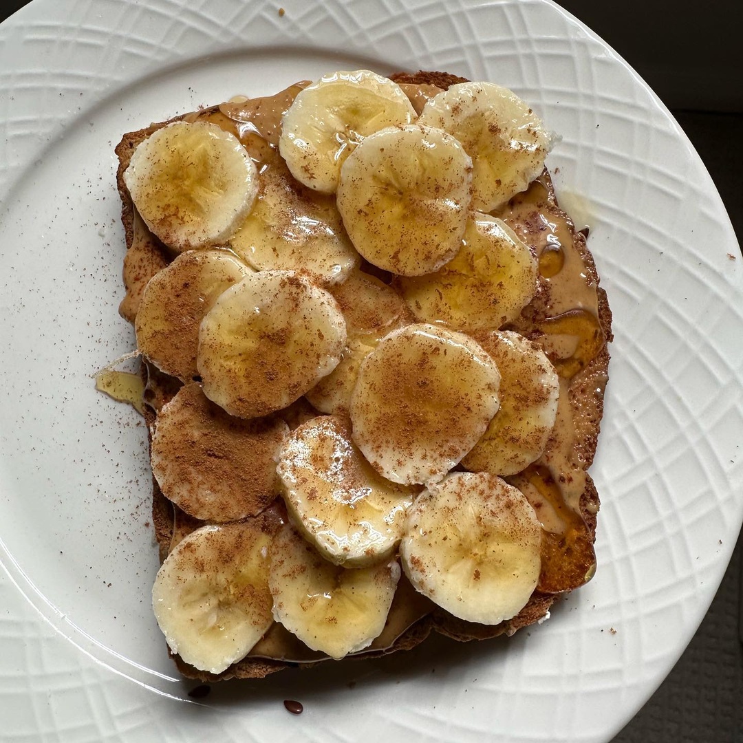 👏🍌🥜🍯 Dave’s Killer Bread, peanut butter, banana, cinnamon, honey – looks like we’ve achieved perfect toast here! 🚀 (📷: IG madmarketatx)