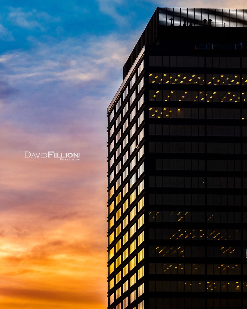 Gradient of the Sky 🌆🏙️

#hamont #hamilton #myhamilton #hamiltontario #skygradient #gradients #coloursofthesky #sunsetcolors #sunset #goldenhour #bluetoorange #blue #orange #skycolors #photograghy #sonyalpha #a65 #SonyAlphasClub #sonyImages #dfproductions #goldenhour