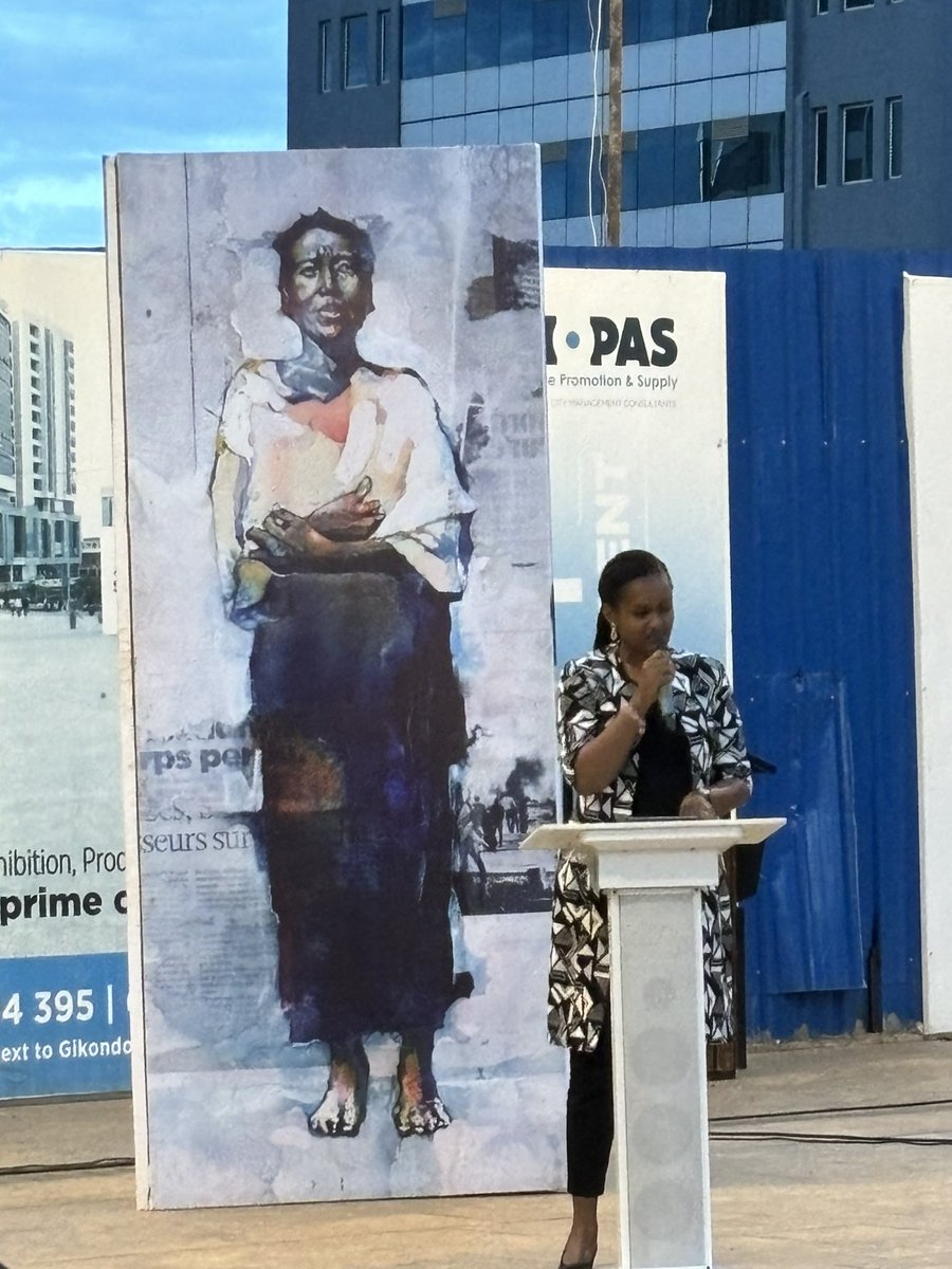 sophietchatch's tweet photo. « Femmes debout » deBruce Clarke, l’exposition en honneur aux femmes survivantes du Génocide contre les Tutsi, aux femmes qui ont payé le prix fort, aux femmes qui ont reconstruit le pays. 
#Kwibuka30 https://t.co/AXdFy7xfxp