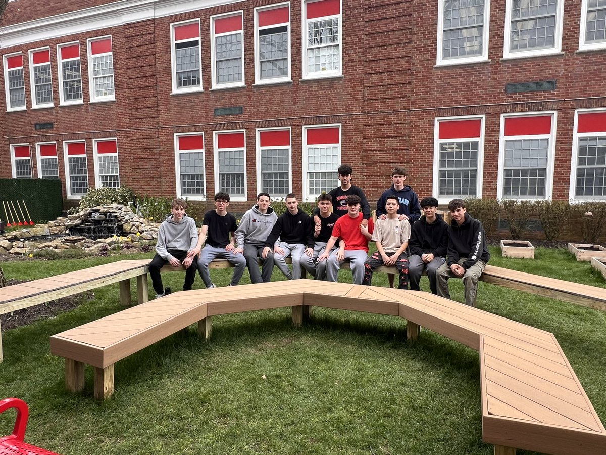 Fab lab is at it again!! @Sommer03mtb and his crew delivered us a beautiful arch and bench for our garden. Thank you so much! Now it’s time for @followyour_art and I to get creative and start planting ! ☀️🌱🎨 #mineolaproud