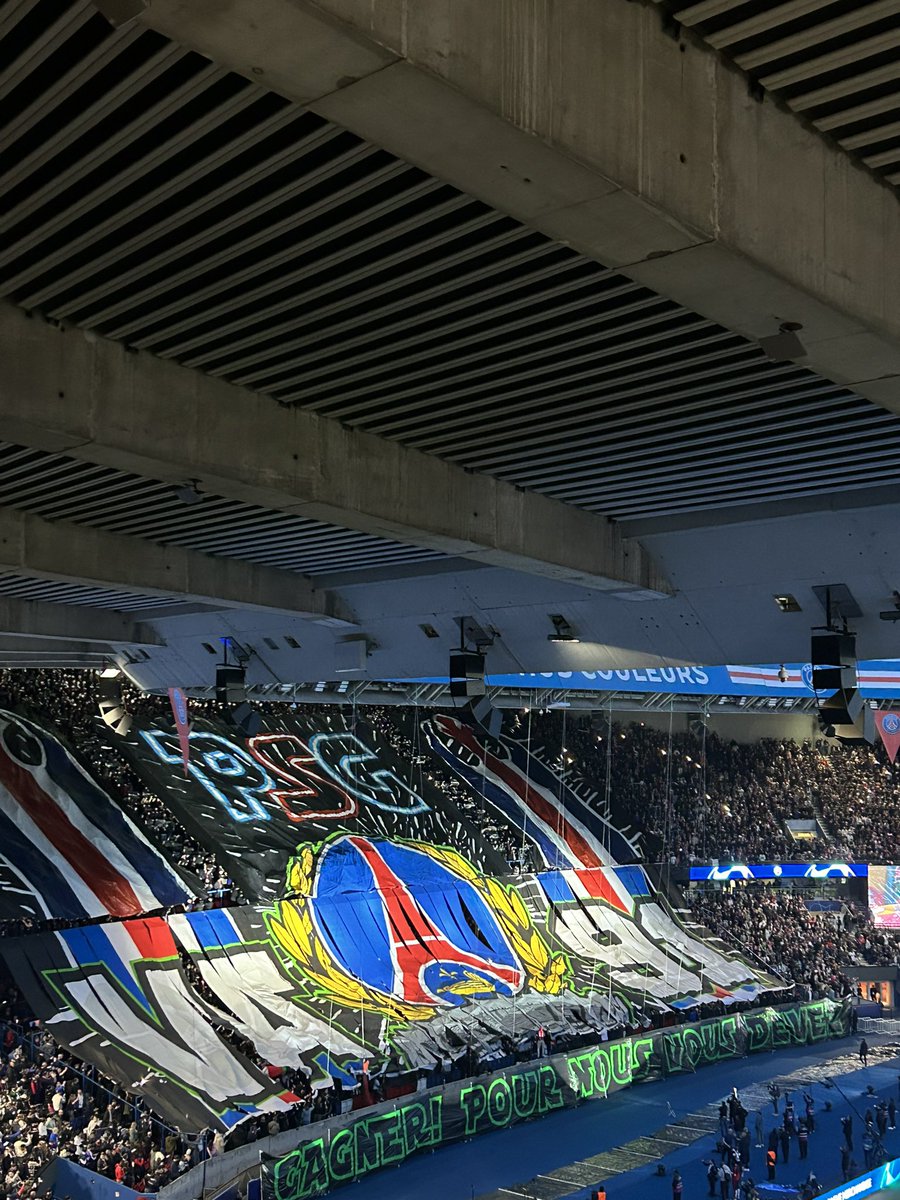 Footballogue's tweet photo. Le tifo MAGNIFIQUE du PSG en mode Star Wars ce soir ! ❤️💙

Que cette nouvelle soirée de Ligues des champions commence ! 🤩

(@Tanziloic) https://t.co/imYox78VJ7