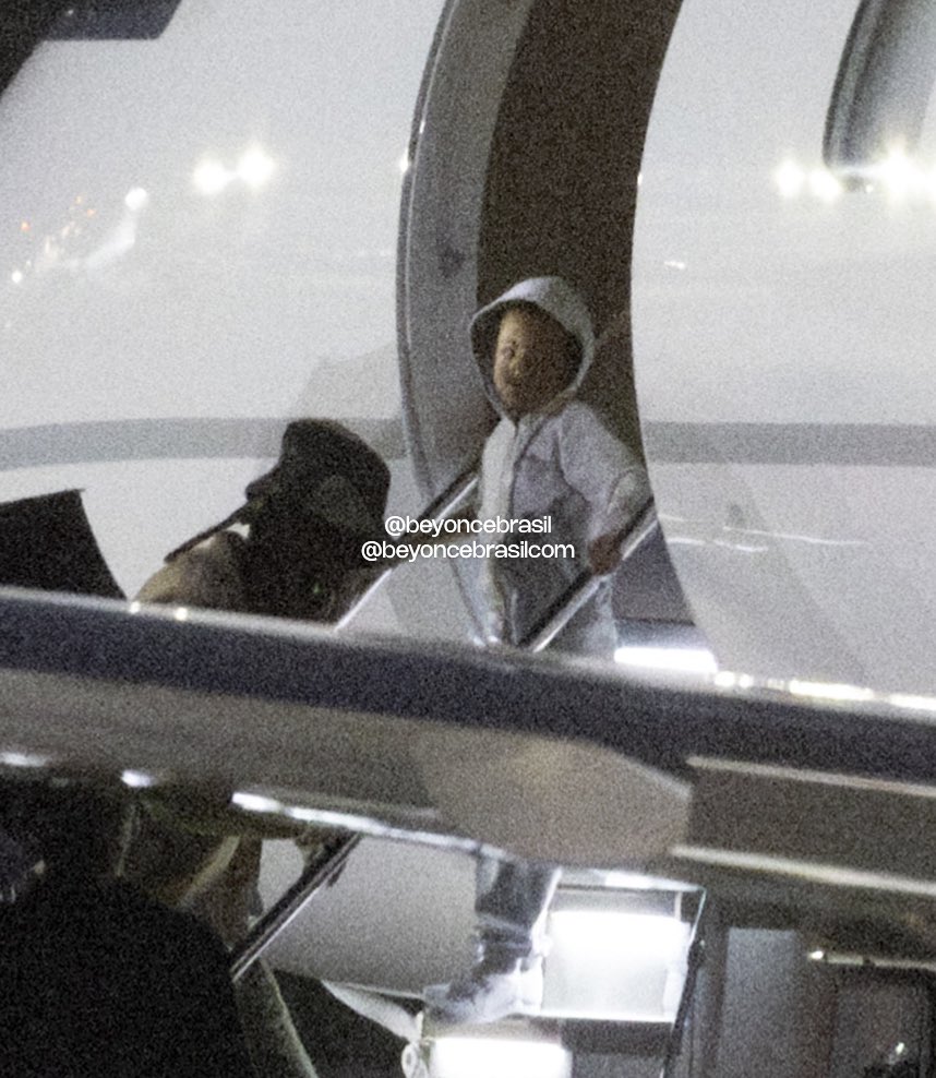 Beyoncé, Jay-Z e seus filhos foram vistos retornando para Los Angeles após férias em uma ilha. 📸