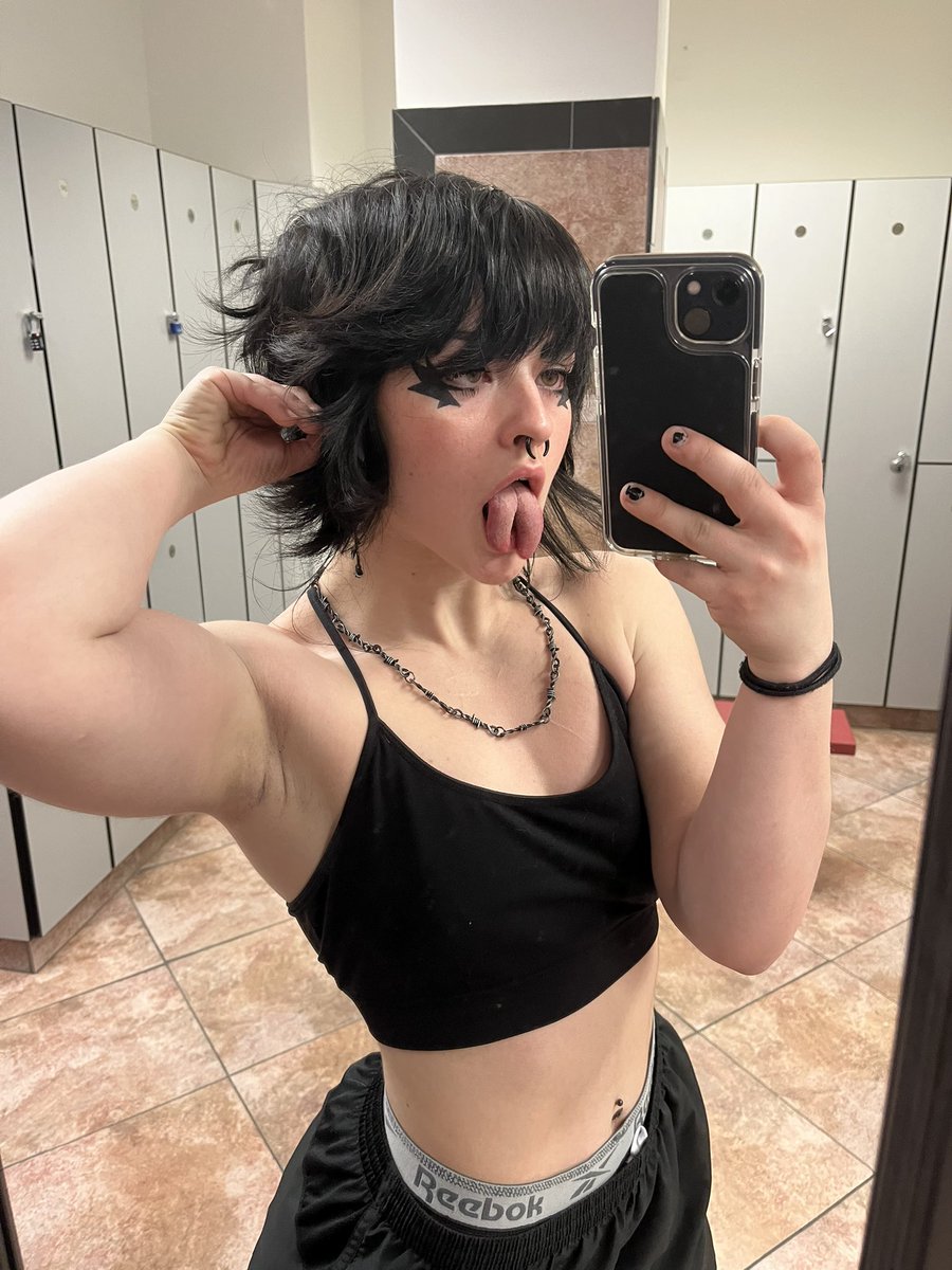 GMCosplay's tweet photo. 🥵 #gym #splittongue https://t.co/tqLFP2rqm8