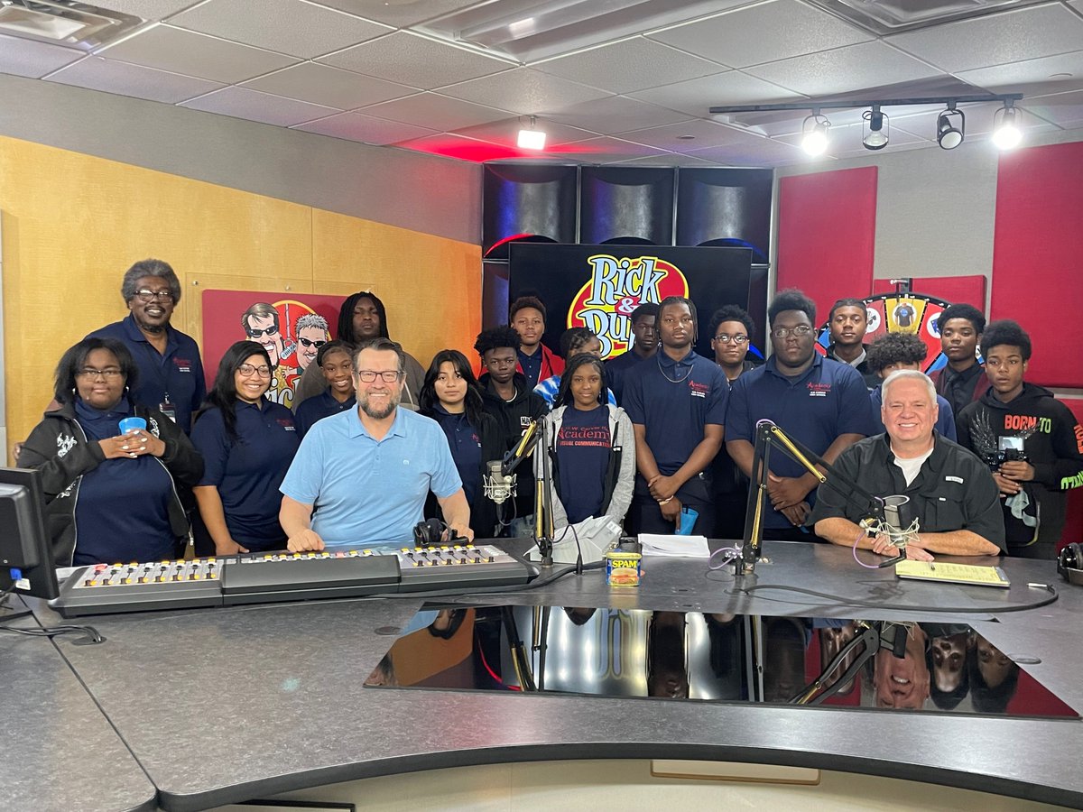 SummitMedia, LLC tweet media