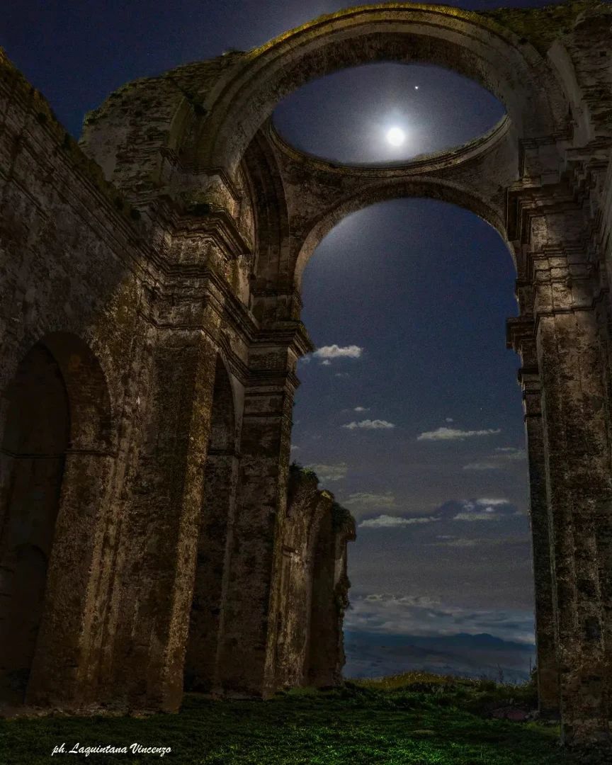 La luna a Grottole. Posted @withregram • @italiastyle_basilicata . PHOTOGRAPHER: @vlaquintana