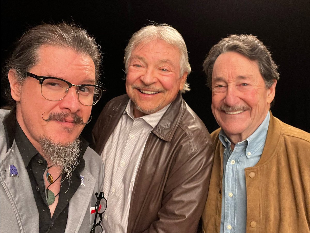 The only rival to the unfathomable talent of these 2 gentlemen is their kindness & generosity. As performers, as humans, as colossal alien robots. To sit next to these stars & scream…honored is the understatement of the millennium 1of2 #Transformers #PeterCullen #FrankWelker