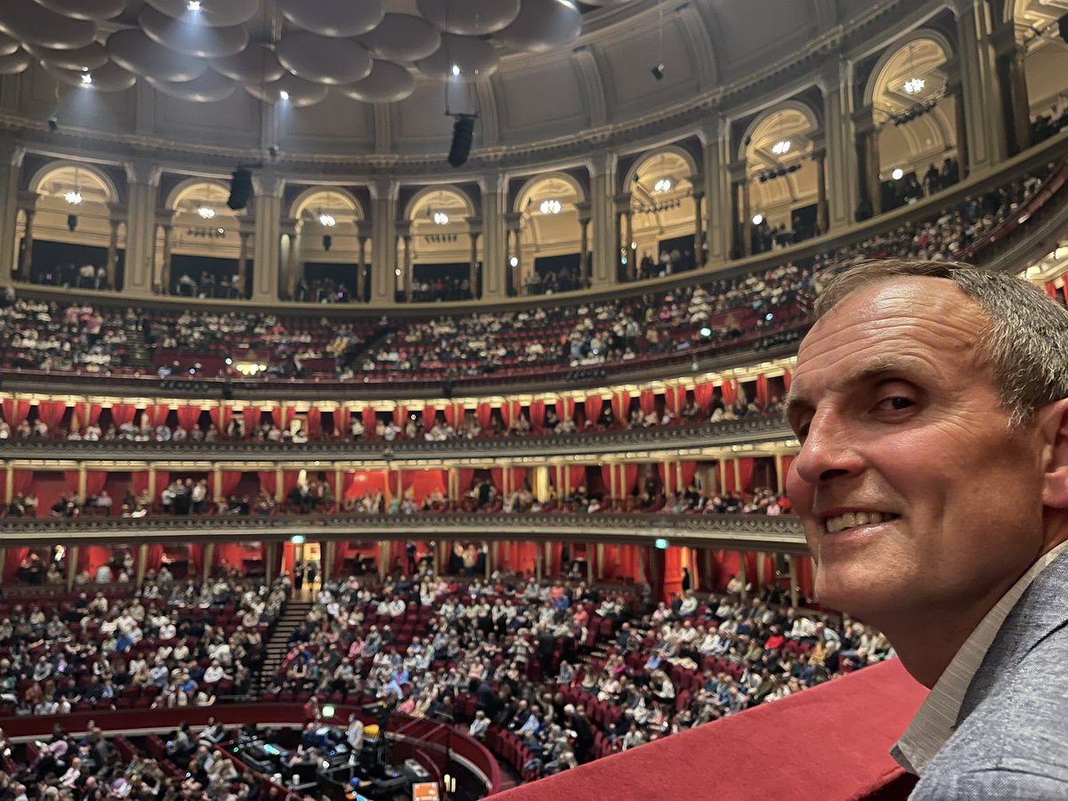 I can’t believe we’re in the Royal Albert Hall! My OH birthday treat to see the superlative @JamesBlunt Great seats! #Arrived #GirlFromRotherham #ChampagneSocialist #ChampagneLife #RoyalAlbertHall ♥️🥂