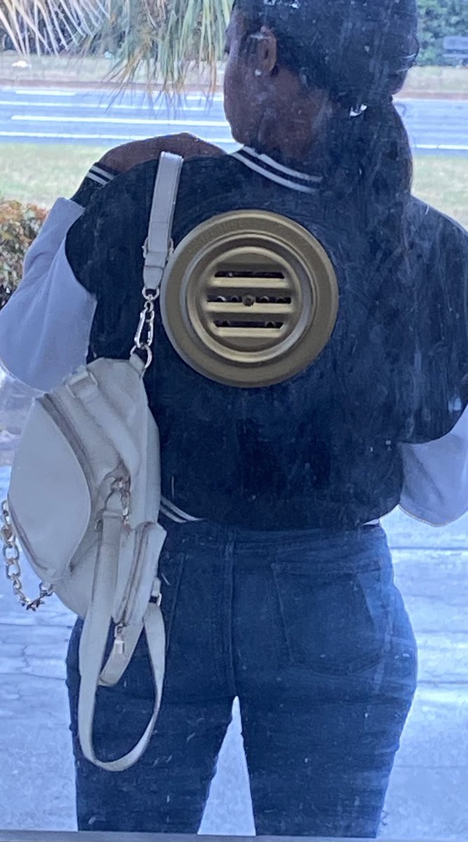 PublicBooties's tweet photo. Look at that fuking thigh gap omg and that fat ass just bussin out them tight ahh jeans I feel like she was on her way to go eat dick😍. I also have her moms fat ass in my gallery. And let me tell u momma passed them genes to her 🍑 💦 https://t.co/YcdChsg1kp