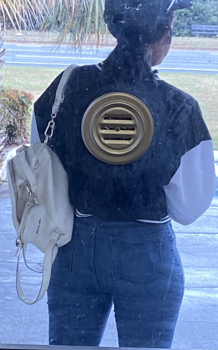 PublicBooties's tweet photo. Look at that fuking thigh gap omg and that fat ass just bussin out them tight ahh jeans I feel like she was on her way to go eat dick😍. I also have her moms fat ass in my gallery. And let me tell u momma passed them genes to her 🍑 💦 https://t.co/YcdChsg1kp