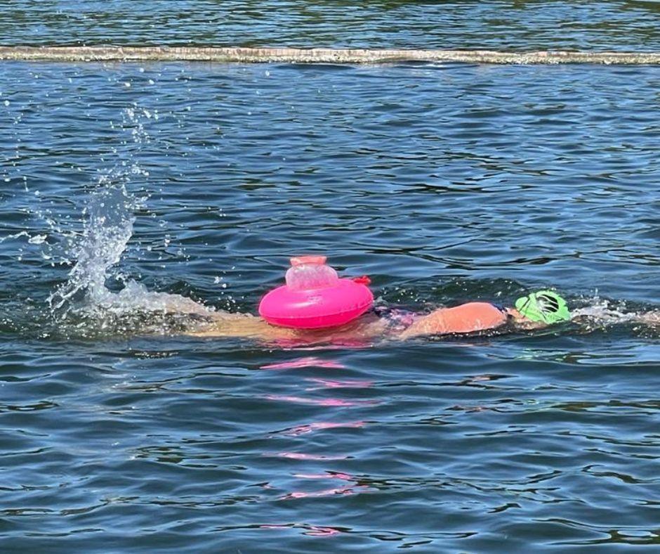 The Tow Donut! 🍩 Keep essentials like keys & phone safe while you swim, access them anytime. Lightweight, minimal drag, and high visibility. Perfect for open water swimmers! Extra tip: Use our phone bag for waterproof protection ➡️ buff.ly/4bZXqDi 📸 Dan James