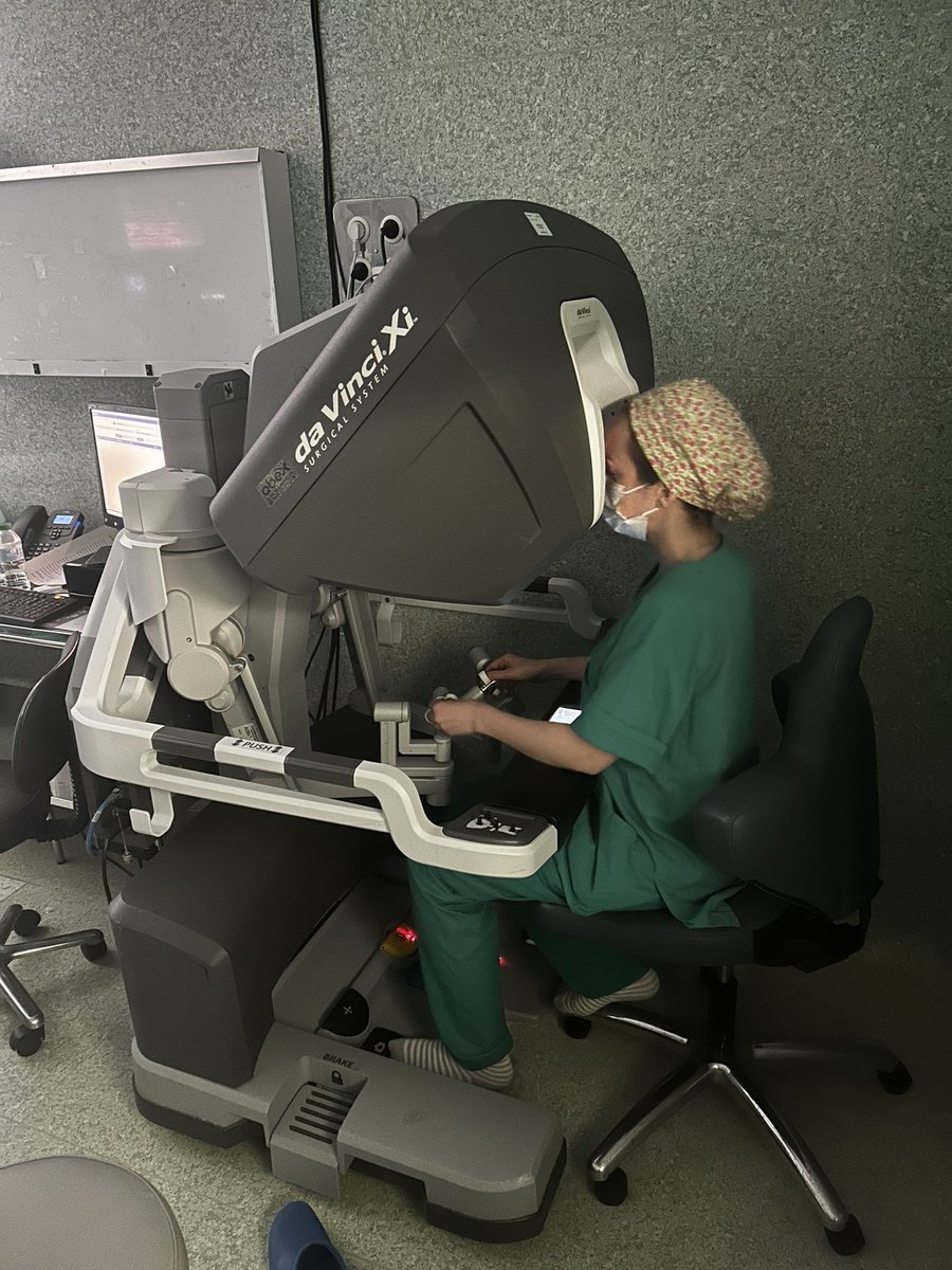 This week we perform a new robotic sacrocolpopexy for pelvic organ prolapse repair at @HMHospital_Int and @ROC_Urologia Robotics have advantages for pelvic surgery and allow us doing better dissection, mesh fixation and postoperative results. @dr_romero_otero @Sgallegouro