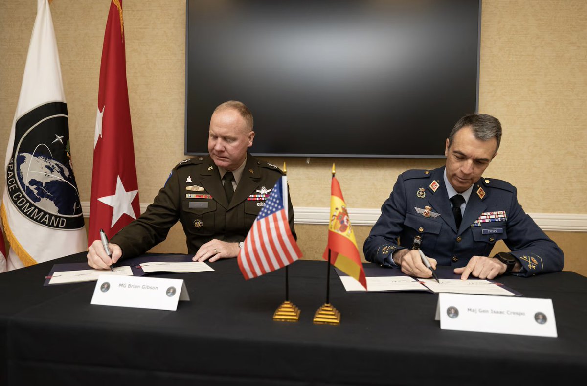 #USSPACECOM & Brig. Gen. Isaac Manuel Crespo Zaragoza, space commander for the 🇪🇸 Air & Space Force, signed an arrangement to assign a 🇪🇸liaison officer to USSPACECOM - strengthening the 🇺🇸🇪🇸 military partnership in the space domain. #39Space @EjercitoAire tinyurl.com/46pmk2s4