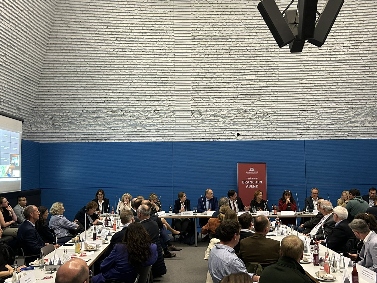 Voller Saal und offene, konstruktive Diskussion beim @seeheimer Branchenabend Ernährung und Landwirtschaft. Mit dabei @TWielgoss, Vizepräsidentin des SPD-Wirtschaftsforums. Vielen Dank für die Einladung!