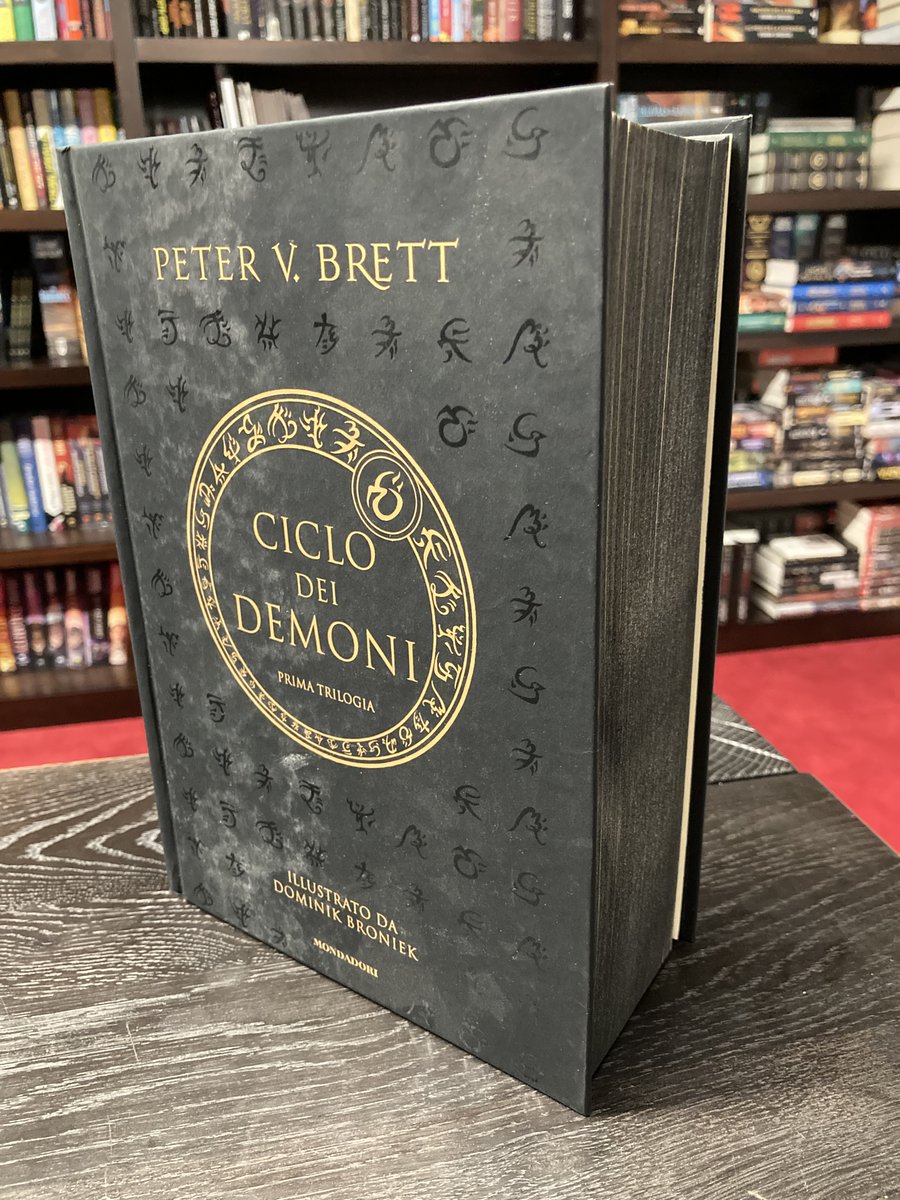 The Italian omnibus edition of @PVBrett's THE WARDED MAN, THE DESERT SPEAR, and THE DAYLIGHT WAR is now available from Mondadori! Check out those incredibly gorgeous sprayed edges 🖤