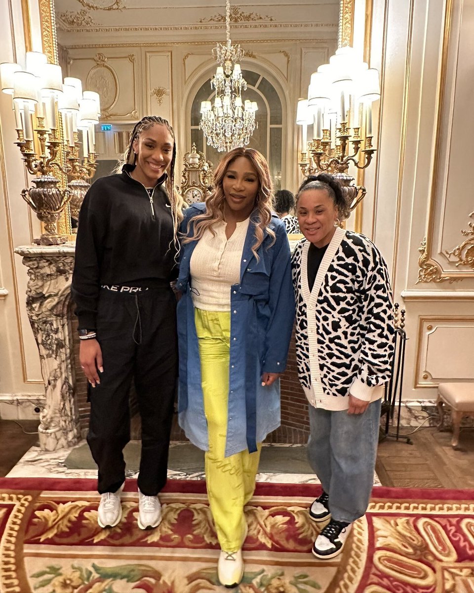 Royalty 💅🏽

(via @dawnstaley)