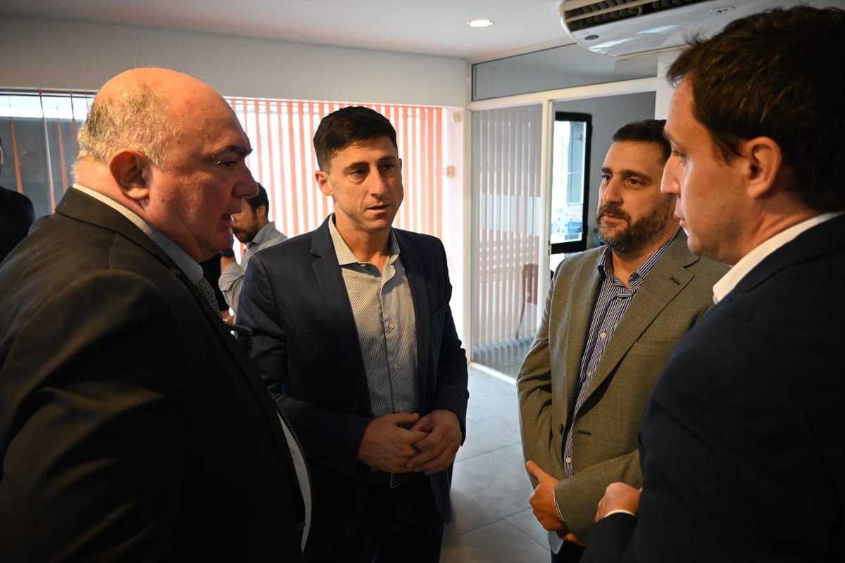 PacoGaribaldi's tweet photo. Siempre del lado de los que elevan la vara del desarrollo económico de la región y brindan oportunidades de capacitación y empleo. 

En nuestro encuentro con @ADIMRAoficial analizamos los desafíos del sector metalúrgico en Santa Fe y la importancia de potenciar acciones conjuntas para hacerlo más competitivo. 

Junto al gobernador @maxipullaro  y al ministro de Producción @GustavoPuccini , participamos de la presentación del Plan Metalúrgico de la Asociación, que busca impulsar la producción y el trabajo en este sector tan estratégico para nuestra provincia 💪🏽 

Cuentan con nosotros!