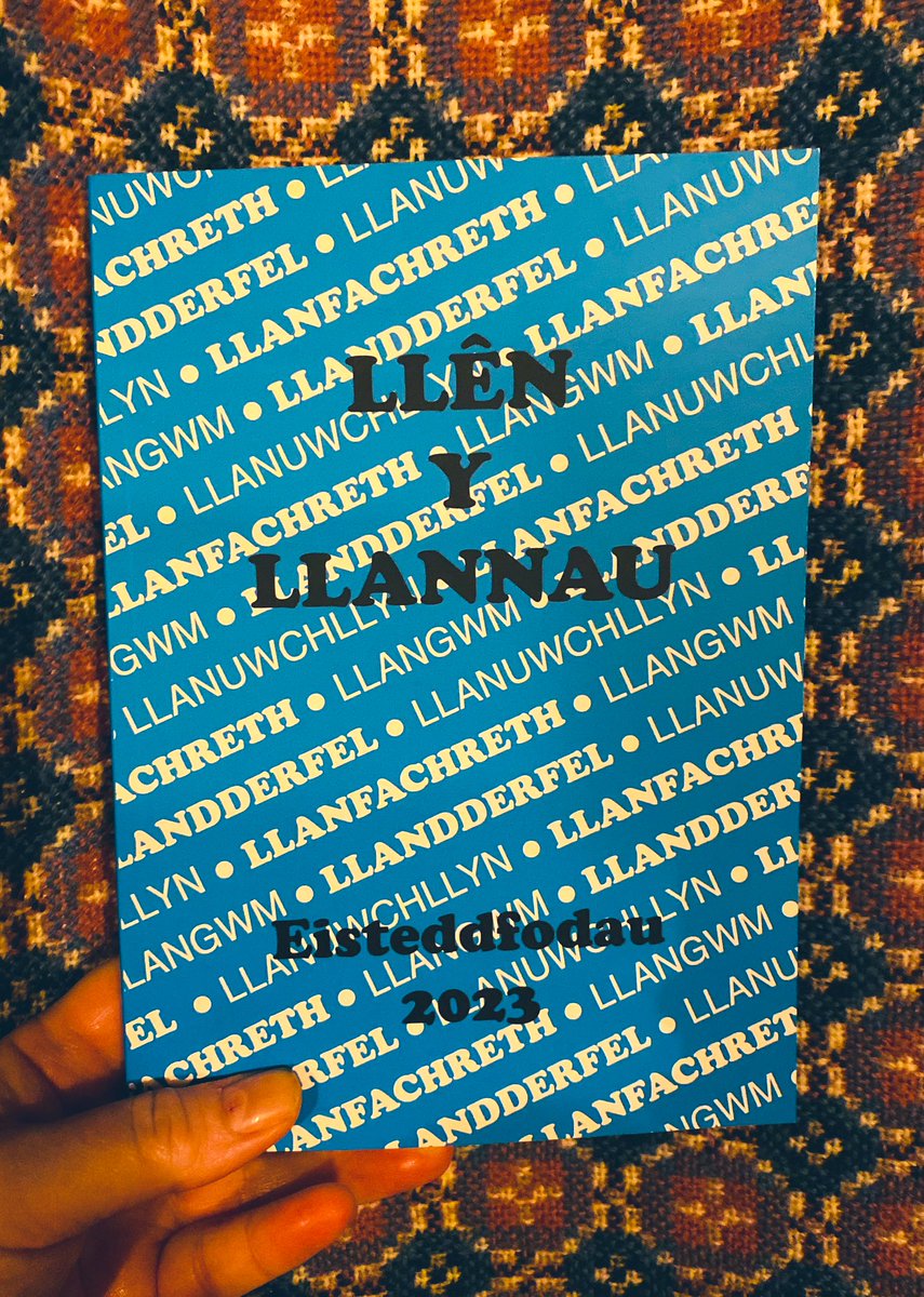 BETH SYDD YN Y ‘LLÊN Y LLANNAU’ NEWYDD?

Cerddi gwych gan feirdd cadeiriol y llynedd: Alun Puw ac Alwyn Siôn o Lanuwchllyn a Judith Morris o Benrhyn-coch!👏🪑

Portreadau, straeon, ysgrifau, cerddi o bob math a llawer mwy!📖

Hyn oll am £5!👍

Bachwch gopi cyn i bob un fynd!😊