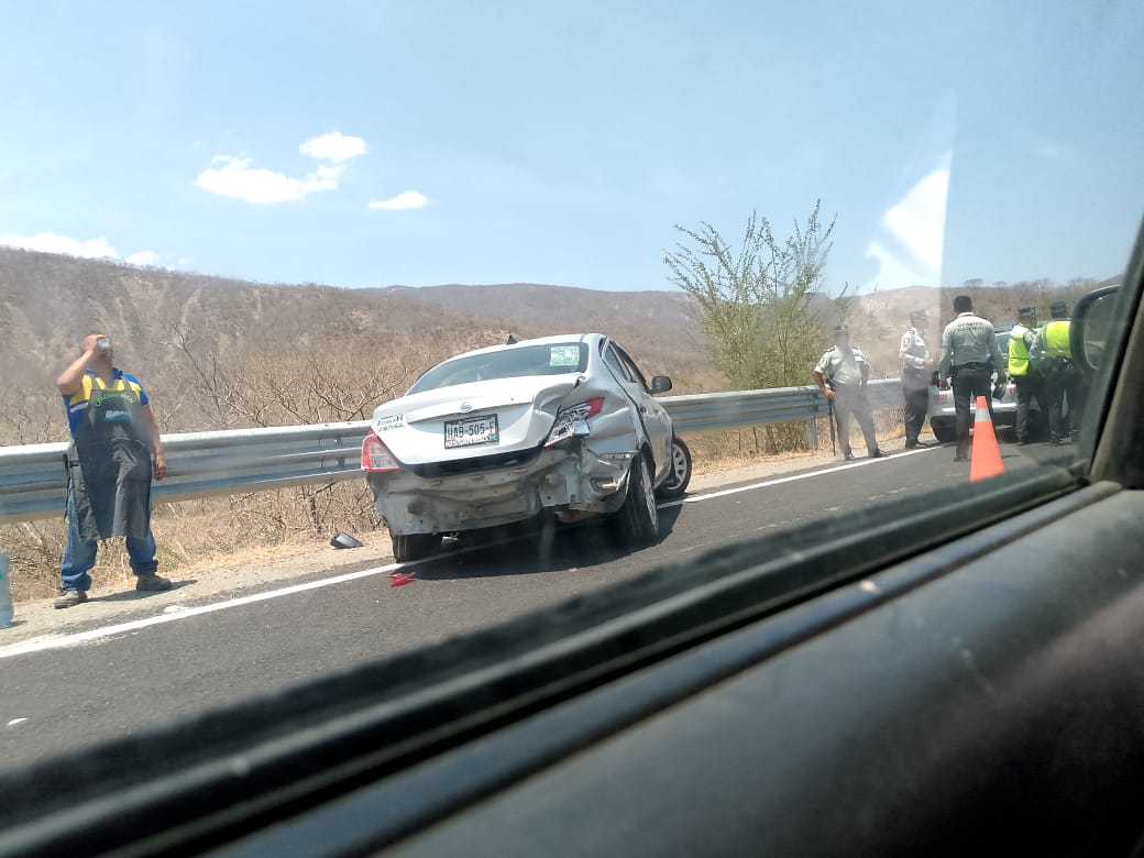 Se registra accidente saliendo de Chilpancingo, un vehículo versa Nissan gris terminó impactándose contra la defensa de contención de la carretera.