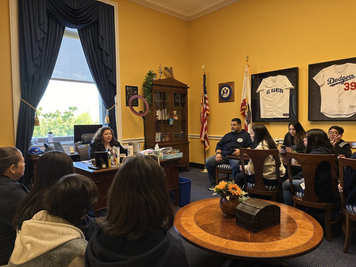 I always enjoy welcoming students from #CA38 to our Capitol and today I had the pleasure of meeting a few Montebello Christian School students.
 
Have a great rest of your trip, and safe travels back home!