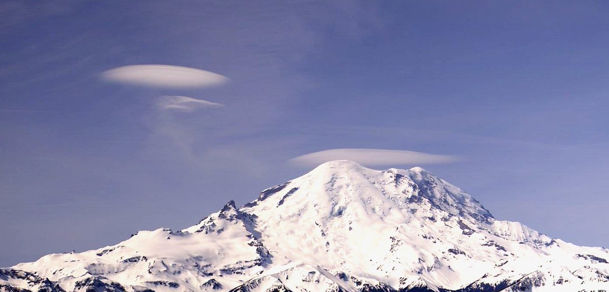 This morning's weather balloon launch from Quillayute showed a deep layer of westerly winds with little change in direction with height. That's ideal for lenticular cloud formation. And true to form, it looks we're getting one downwind of Rainier. Image courtesy @CrystalMt.
#wawx