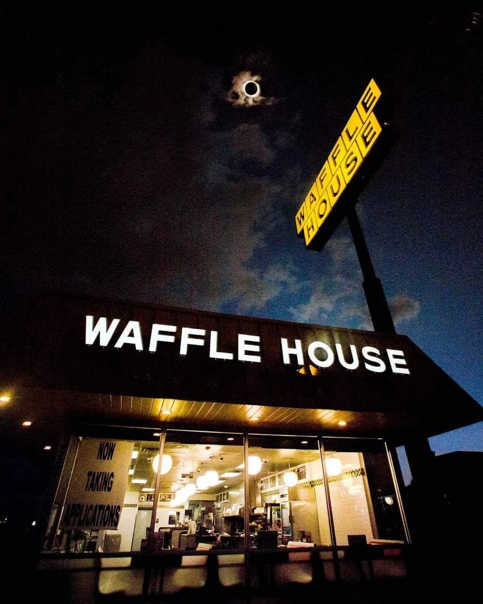 Whoever took this Waffle House eclipse picture 🔥🔥