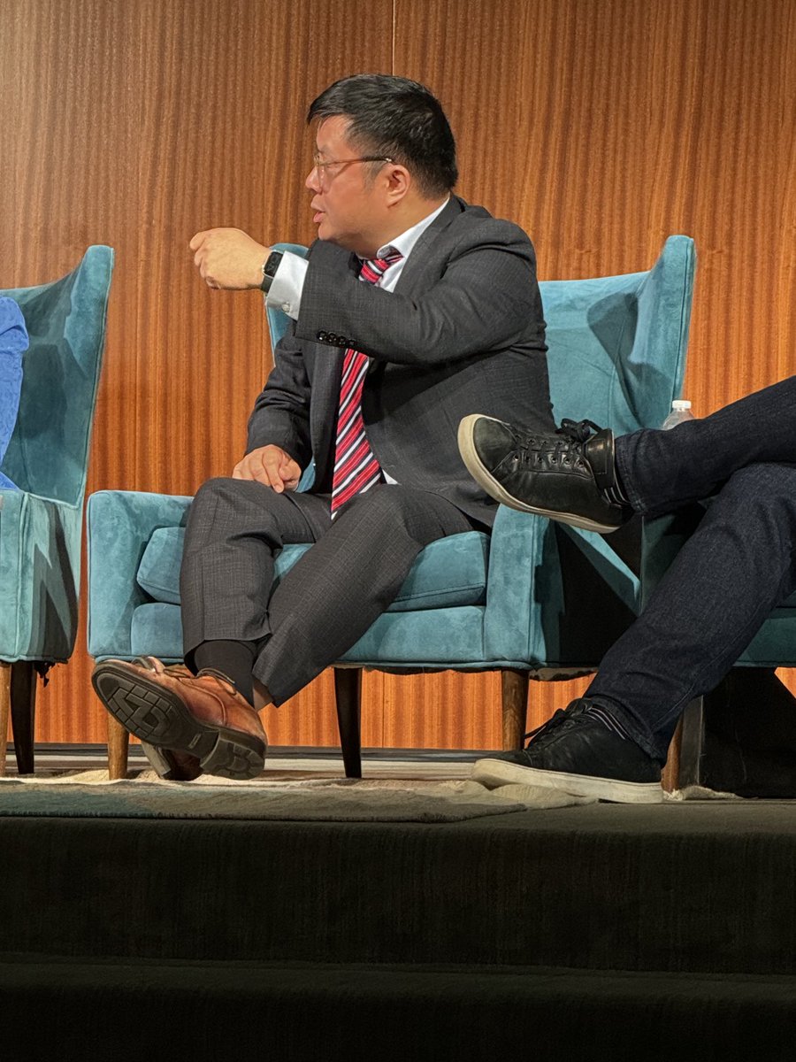 “Disclosure and transparency are the new powers of trust’” the ⁦@TexasTribune⁩’s top editor ⁦@sewellchan⁩ says at “Trust.News.Democracy” conference in Austin. He says news consumers have “cognitive overload” from proliferation of information.