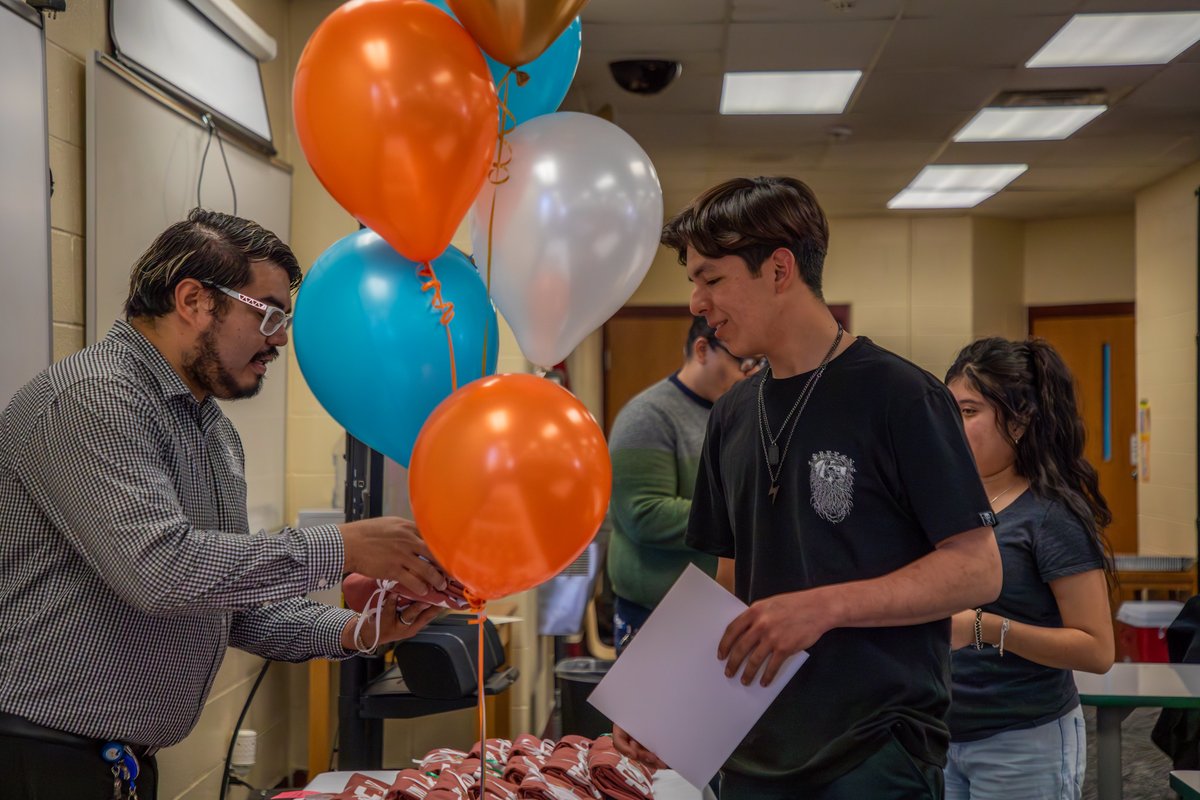 kcpublicschools's tweet image. We just had 43 KCPS students net almost $100,000 in @HDFKC scholarships!

Congratulations to these amazing scholars from @KCPS_East, @KCPS_Northeast, @KCPS_Lincoln &amp;amp; @KCPS_Paseo!

Check out HDFKC.org for info on the next cycle of scholarships.