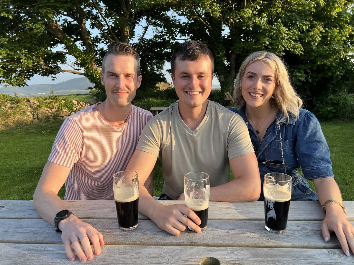 TG4 (@tg4tv) on Twitter photo ⌛ Uair a chloig le dul...
😎 Ag spailpínteacht, ag marcaíocht tonn & ag ragairne a bheidh na fánaithe i gcontae Yeats <a href="/ProinOC/">Proinsias Ó Coinn</a> <a href="/Suilleabhanach/">Séaghan Ó Súilleabháin</a> <a href="/LaoisDeCantalun/">Louise Cantillon</a>
📲 Téacs Taistil @ 21:30 ⌛ Uair a chloig le dul...
😎 Ag spailpínteacht, ag marcaíocht tonn & ag ragairne a bheidh na fánaithe i gcontae Yeats <a href="/ProinOC/">Proinsias Ó Coinn</a> <a href="/Suilleabhanach/">Séaghan Ó Súilleabháin</a> <a href="/LaoisDeCantalun/">Louise Cantillon</a>
📲 Téacs Taistil @ 21:30