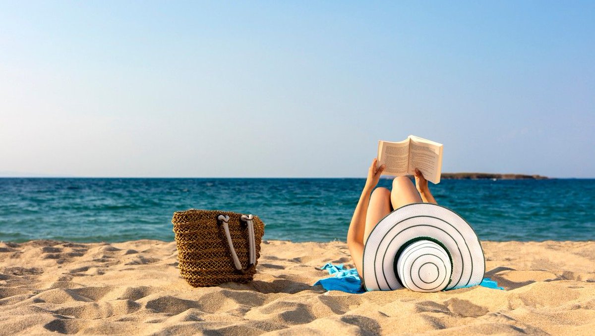 The Ultimate Summer Guide to Packing the Perfect Beach Bag l8r.it/5VKa #beachbag #beachbagessentials #summer #summervibes #summertime #beachbags #summernecessities #beachready #hotweather #warmweather #beachvibes #sun #beach #vacation #sunshine #beachlife