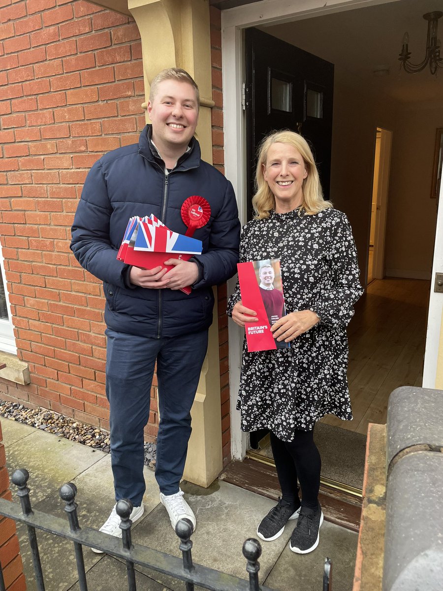 Delighted to speak to my old William Shrewsbury headteacher, Mrs Hunter, while out canvassing tonight.  

Very humbled to have her support in the upcoming General Election 🌹