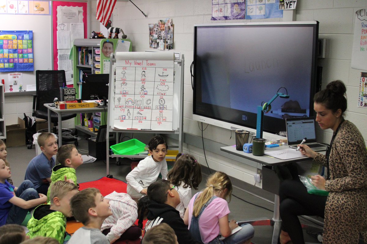 A vowel education today in @StadiumDriveLO’s first grade classes. From creating Voweltown to a document camera lesson, the students soaked in the lessons. #AlwaysLakeOrion