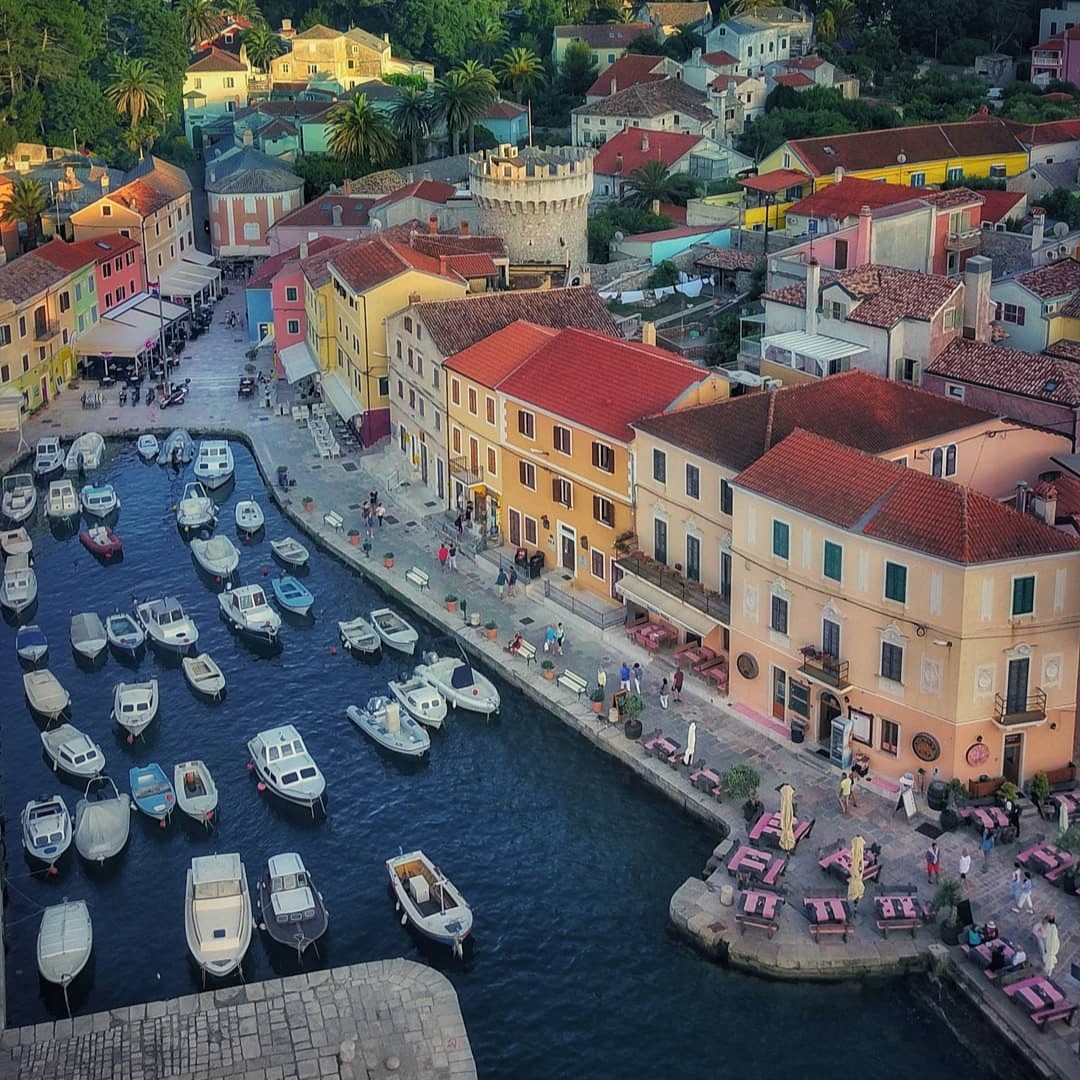 The Croatian 'Island of Vitality' offers more than just scenic views; it also offers a lifestyle! Why Lošinj🇭🇷? Pristine Beaches🏖️: Dive into crystal-clear waters Aromatic Nature Walks🌲: Stroll beneath ancient pines Cycling & Dolphin Encounters🚴‍♀️🐬: Adventure meets enchantment