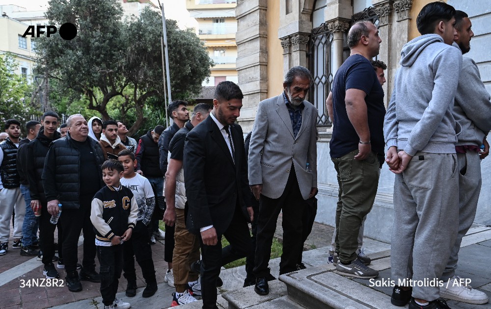 Greece reopened a historic mosque in the northern city of Thessaloniki for the first time in over a century to allow prayers marking Eid al-Fitr, the celebration ending Ramadan u.afp.com/5Q8R