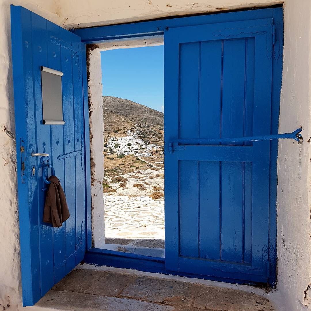 Through the blue gateway, a canvas of white; a village whispers tales of Aegean light. #Sikinos 🇬🇷
📷 nennessons