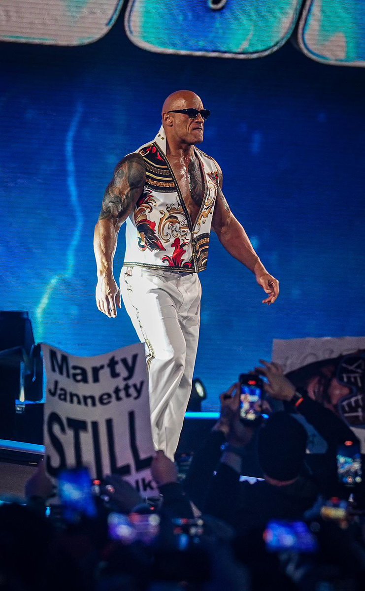 Gracias @TheRock por cambiar la industria para bien una vez más solo con tu mera presencia ☝️👏 @WWE #WrestleMania 📸: @BlessedshootPR